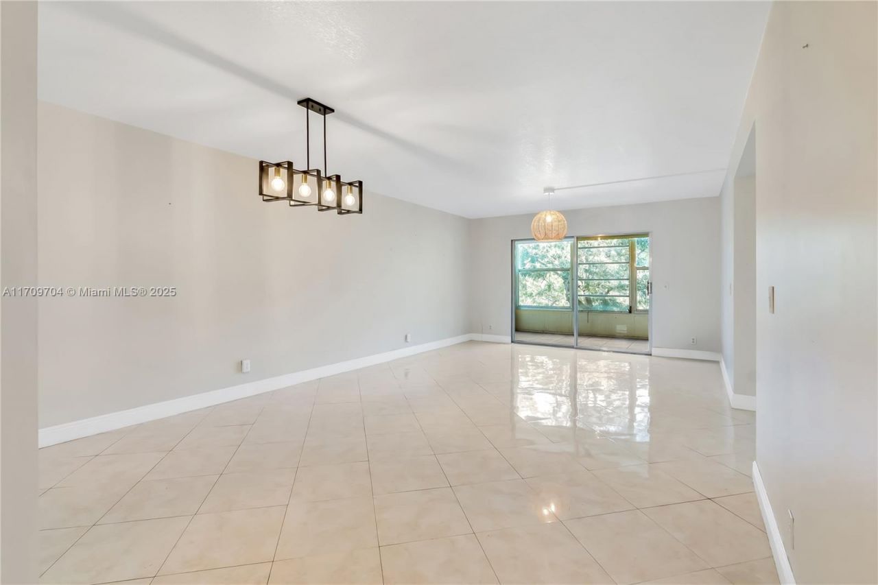 900 SW 125th Way, Unit 304R, Pembroke Pines, FL 33027 Photo