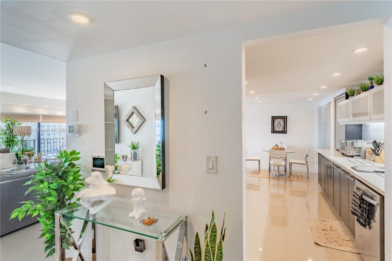 1800 NE 114th St, Unit 1105, Miami, FL 33181 Photo