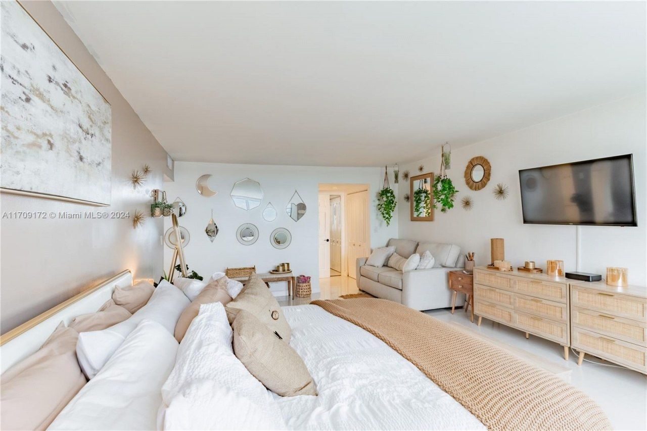 1800 NE 114th St, Unit 1105, Miami, FL 33181 Photo