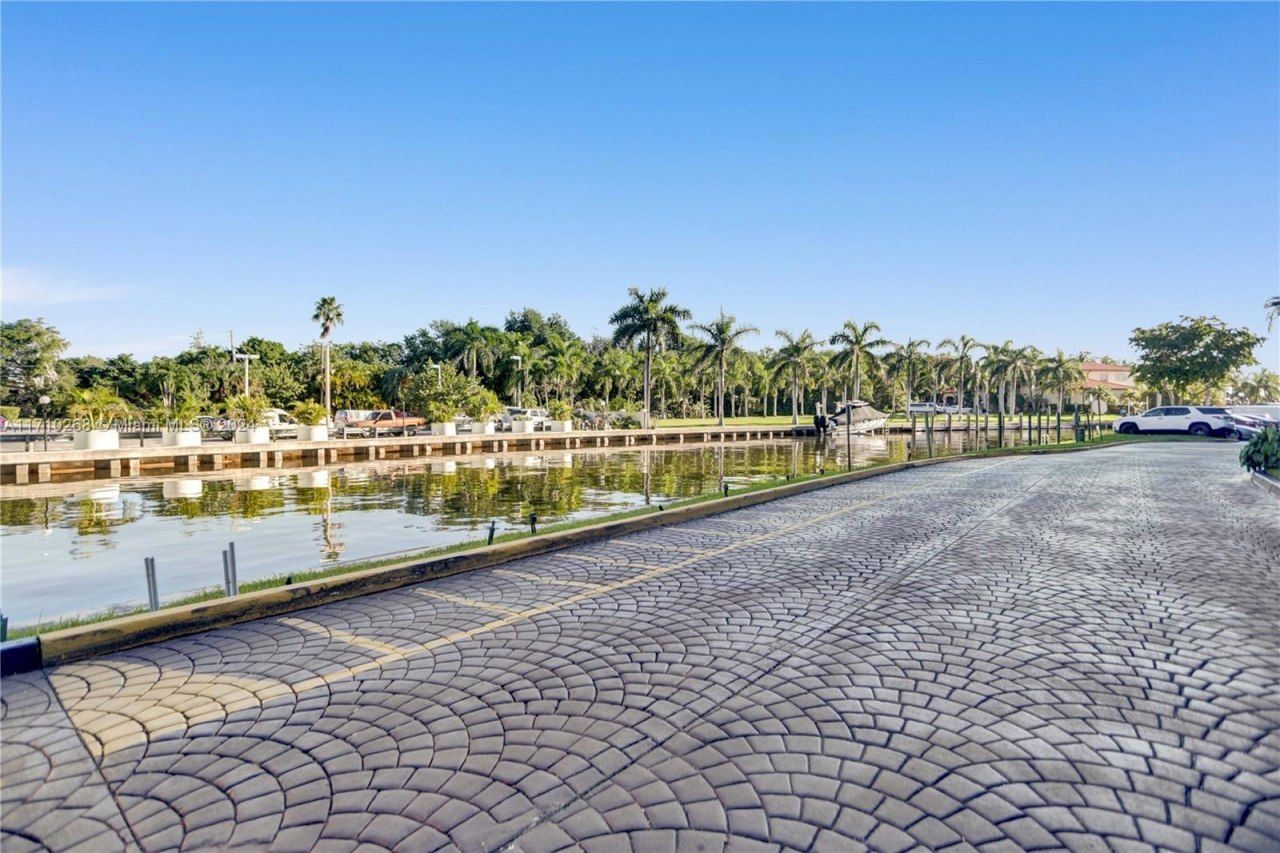 1800 NE 114th St, Unit 406, Miami, FL 33181 Photo