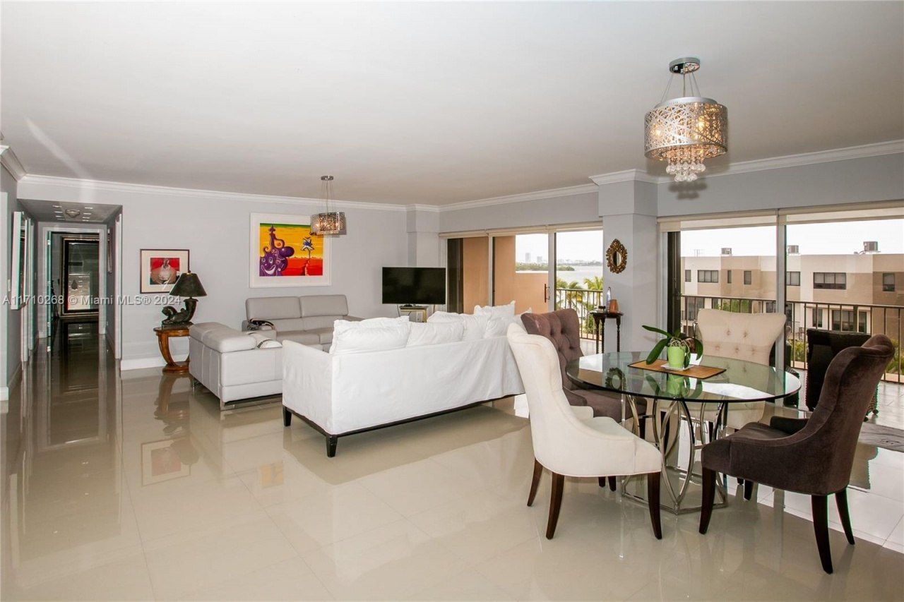 1800 NE 114th St, Unit 406, Miami, FL 33181 Photo