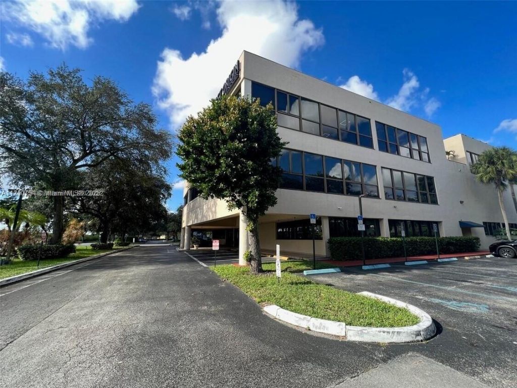 14100 Palmetto Frntg Rd, Unit 310, Miami Lakes, FL 33016 Photo
