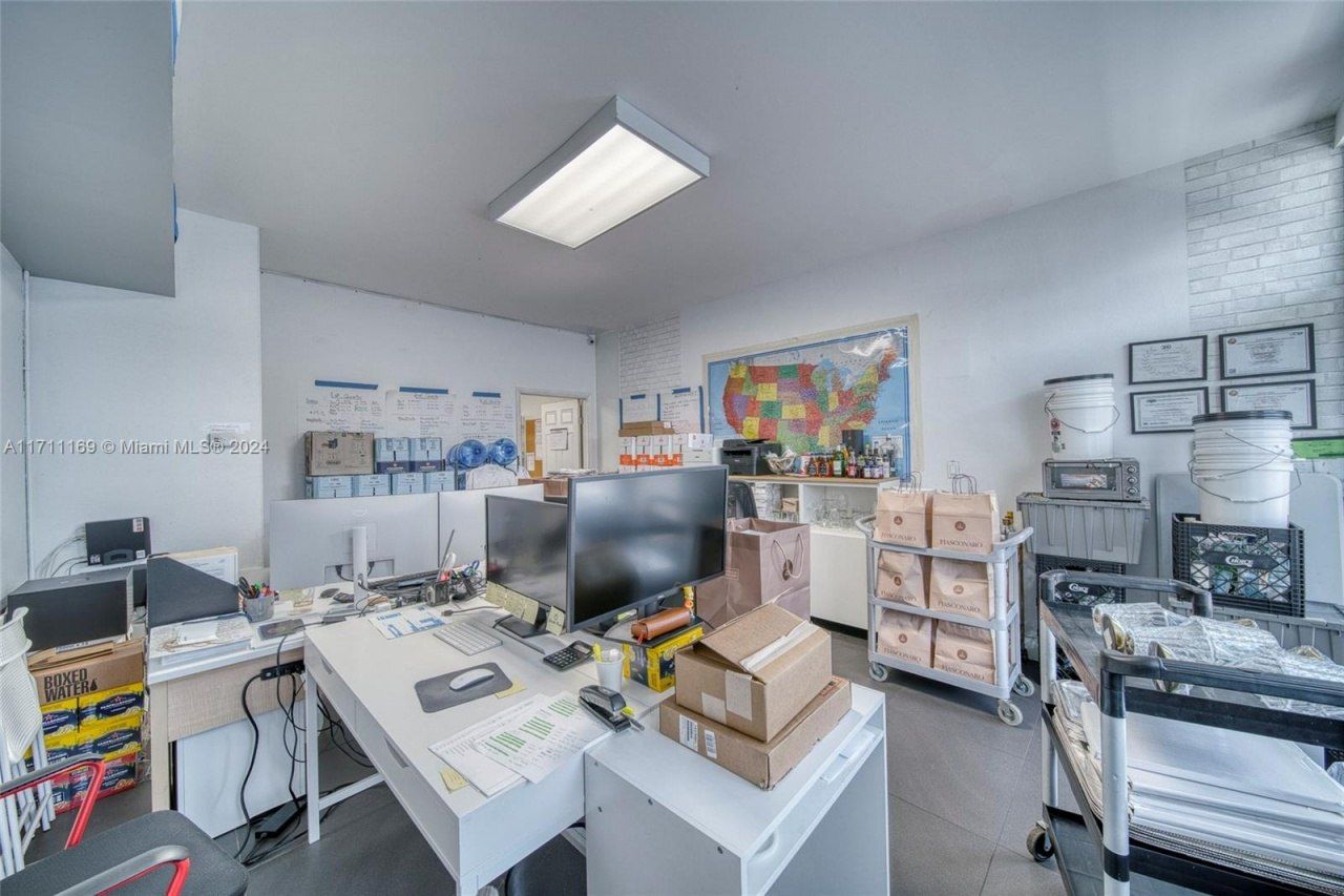 Commercial Property For Sale In North Miami, North Miami, FL 33161 Photo