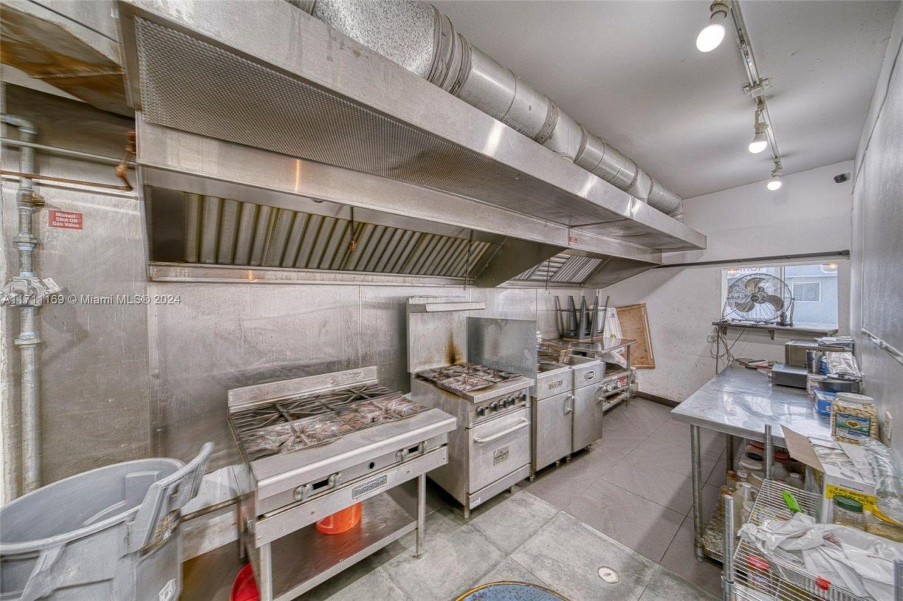 Commercial Property For Sale In North Miami, North Miami, FL 33161 Photo