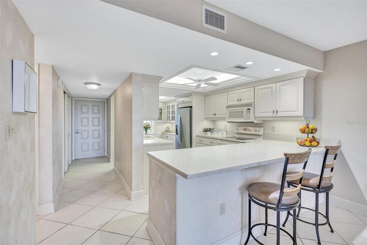 420 Beach Road, Unit 203, Sarasota, FL 34242 Photo