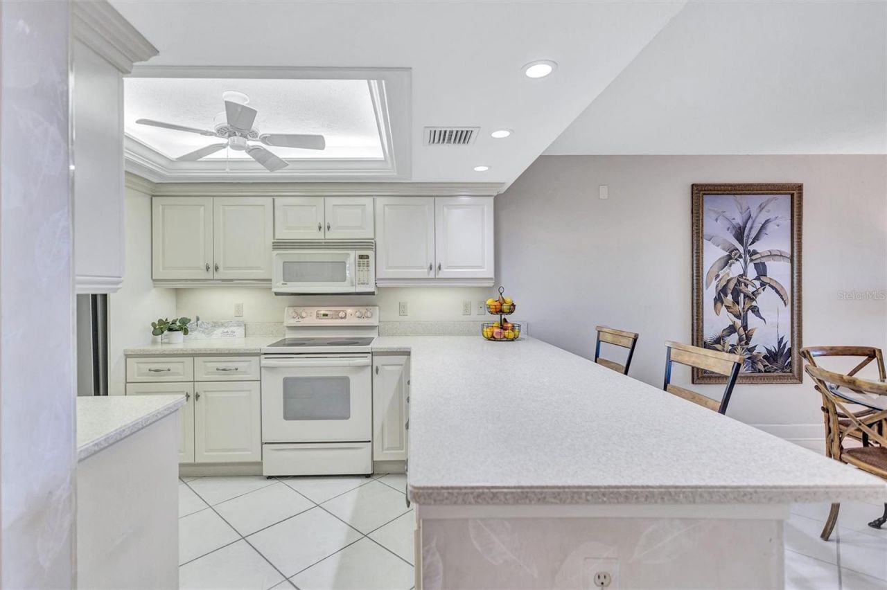 420 Beach Road, Unit 203, Sarasota, FL 34242 Photo