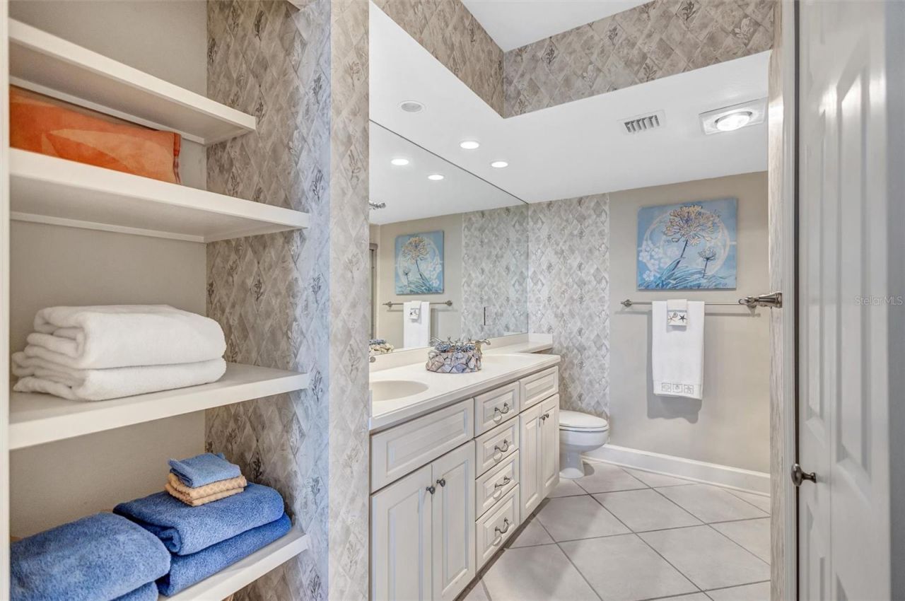 420 Beach Road, Unit 203, Sarasota, FL 34242 Photo