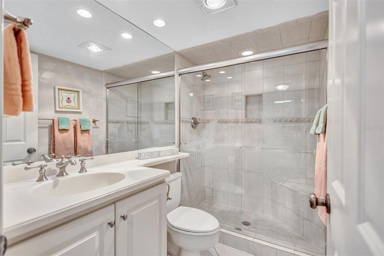 420 Beach Road, Unit 203, Sarasota, FL 34242 Photo