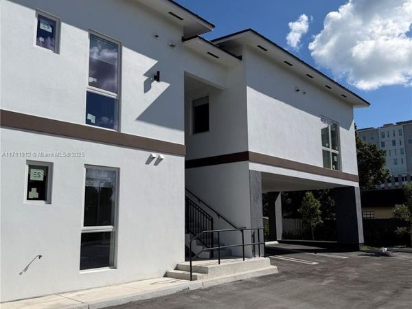 210 SE 10th St, Hallandale Beach, FL 33009