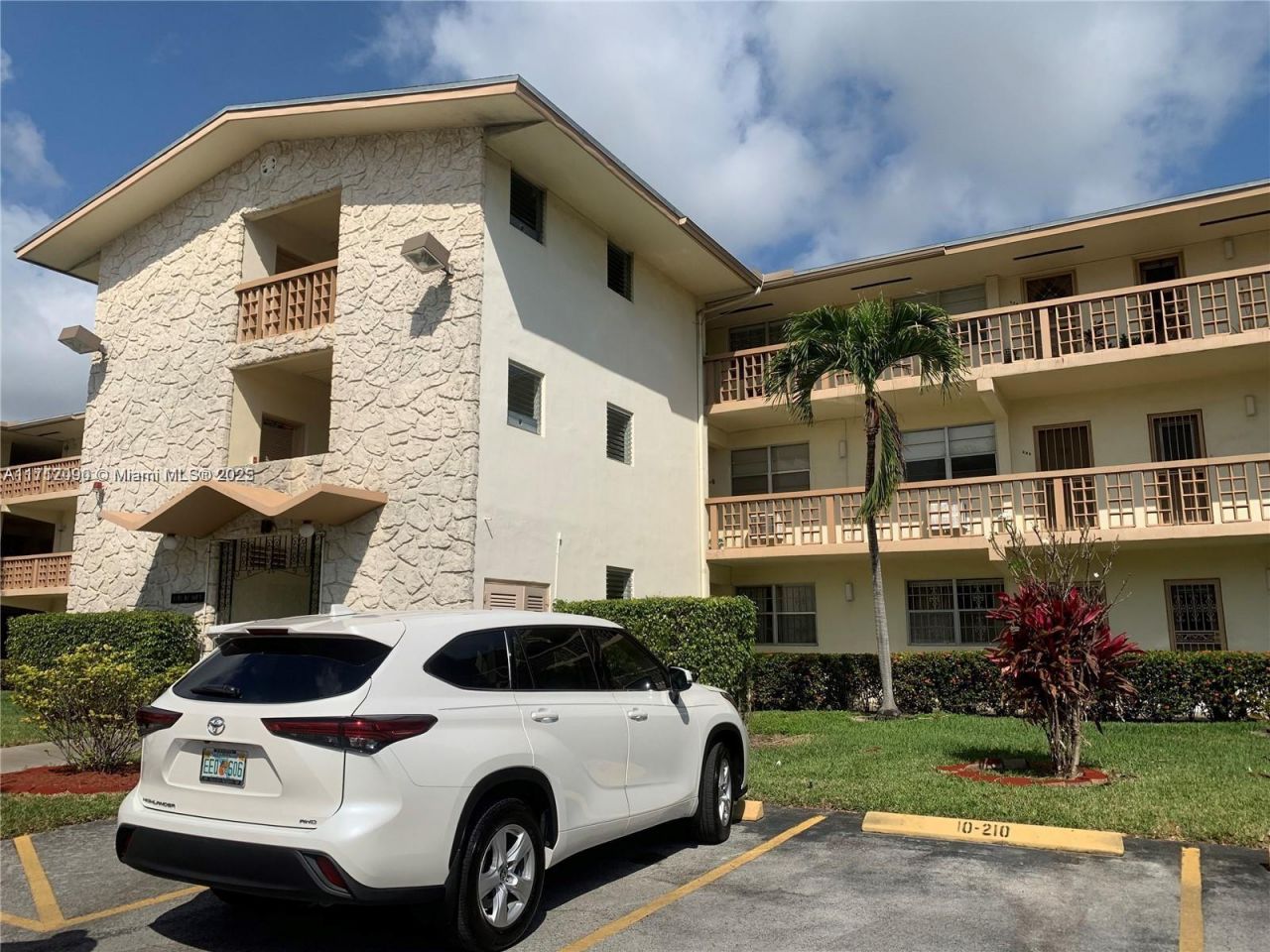 1395 NE 167th St, Unit 209, Miami, FL 33162 Photo