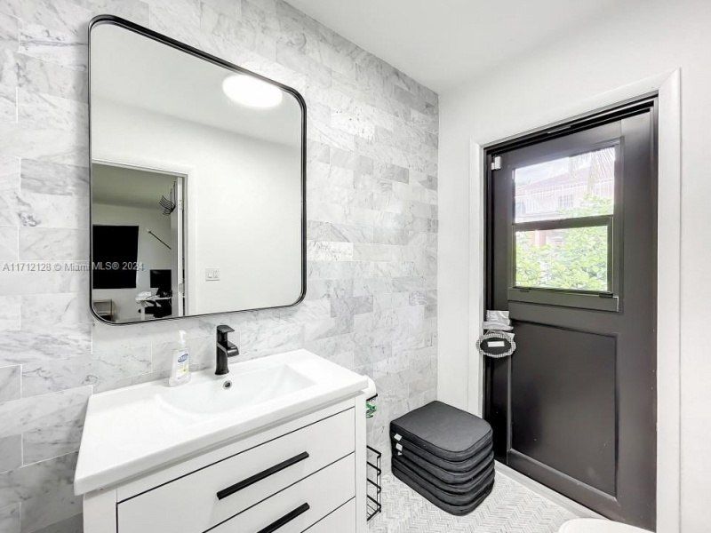 3351 NE 164th St, North Miami Beach, FL 33160 Photo