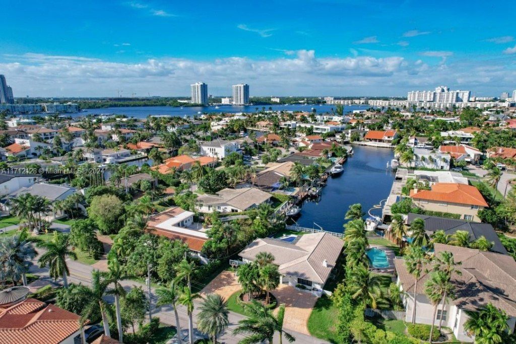 3351 NE 164th St, North Miami Beach, FL 33160 Photo