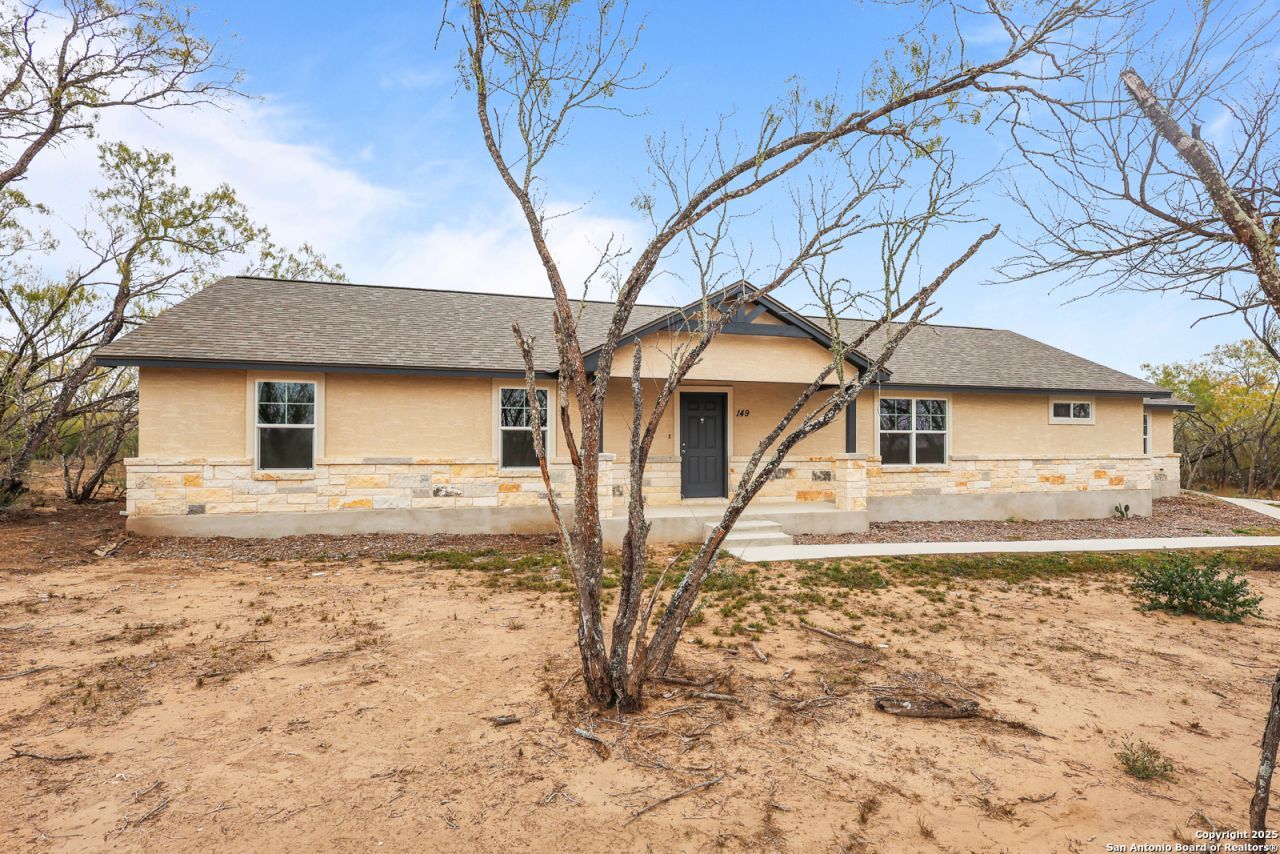 149 Sylas Hayes Loop, Pleasanton, TX 78064 Main Photo