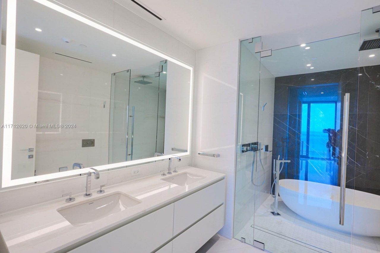300 Biscayne Boulevard Way, Unit 1806, Miami, FL 33131 Photo