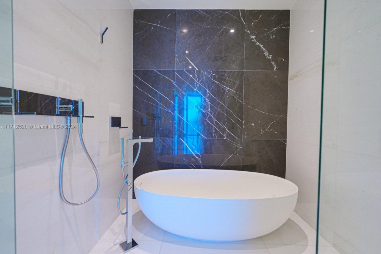 300 Biscayne Boulevard Way, Unit 1806, Miami, FL 33131 Photo