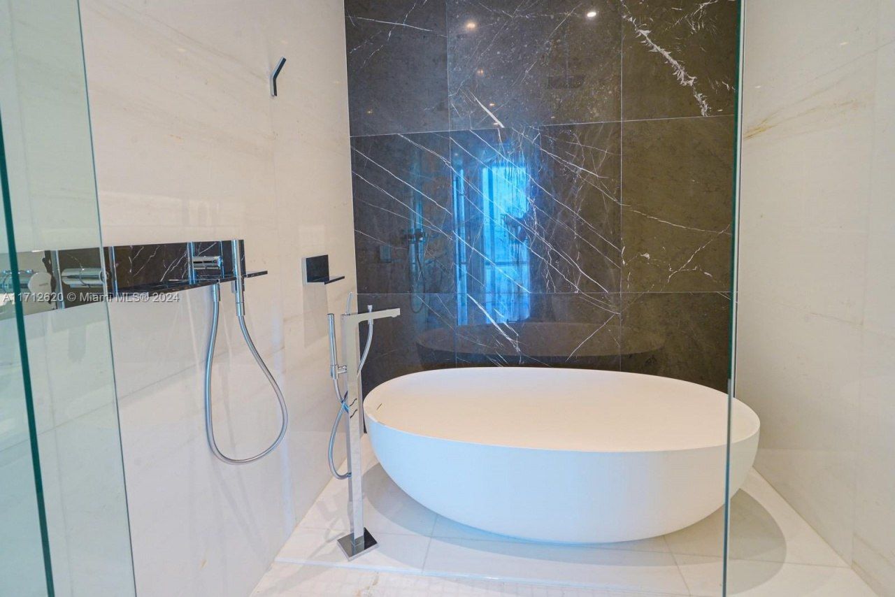 300 Biscayne Boulevard Way, Unit 1806, Miami, FL 33131 Photo