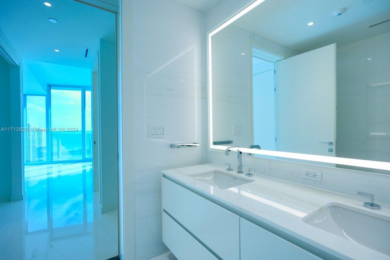 300 Biscayne Boulevard Way, Unit 1806, Miami, FL 33131 Photo