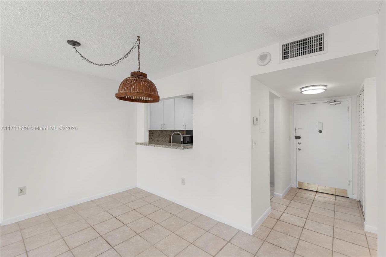 345 Ocean Dr, Unit 424, Miami Beach, FL 33139 Photo