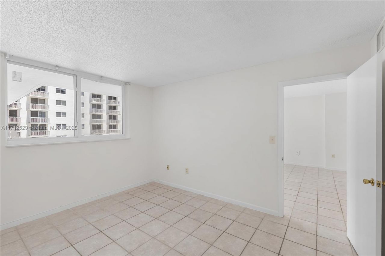 345 Ocean Dr, Unit 424, Miami Beach, FL 33139 Photo
