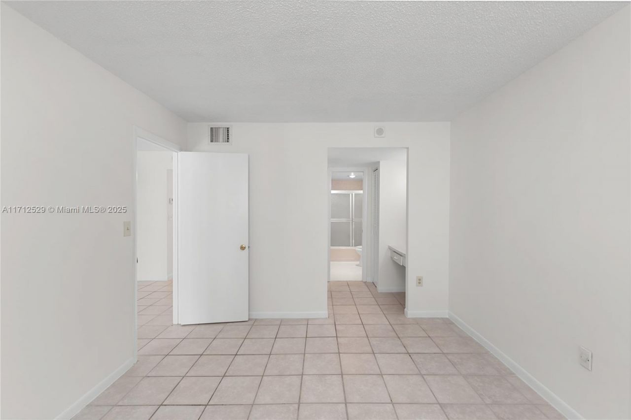 345 Ocean Dr, Unit 424, Miami Beach, FL 33139 Photo