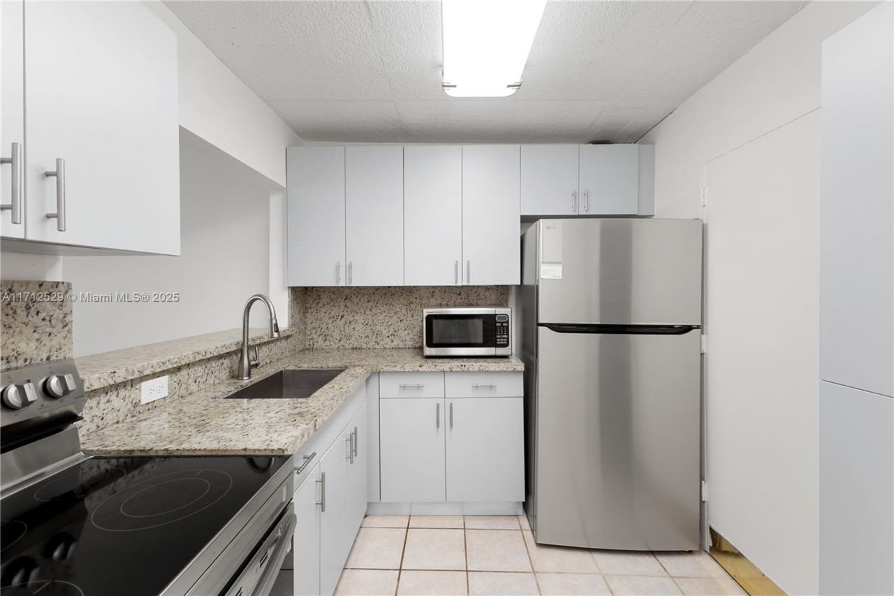 345 Ocean Dr, Unit 424, Miami Beach, FL 33139 Photo