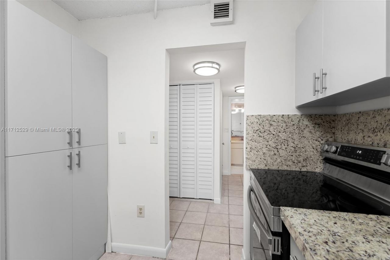 345 Ocean Dr, Unit 424, Miami Beach, FL 33139 Photo