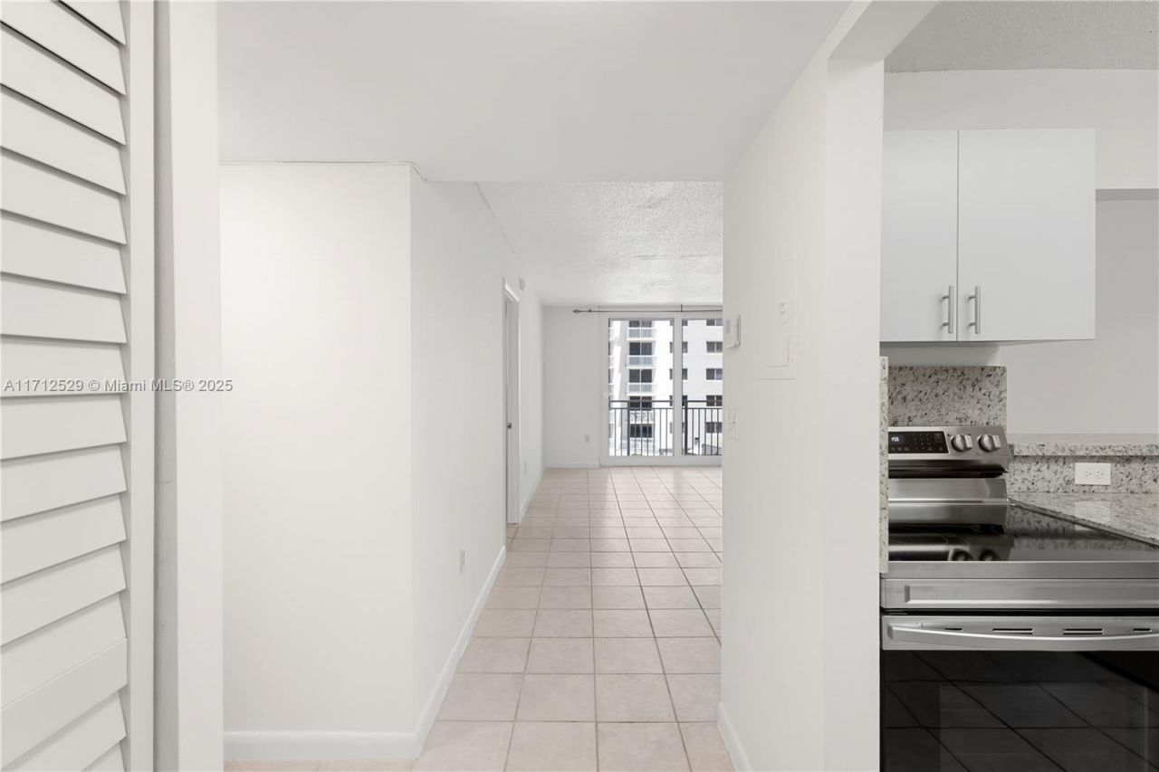 345 Ocean Dr, Unit 424, Miami Beach, FL 33139 Photo