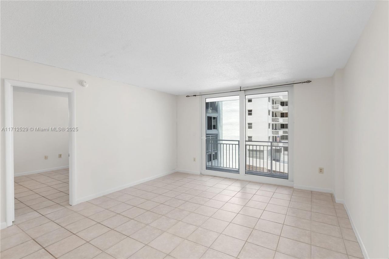 345 Ocean Dr, Unit 424, Miami Beach, FL 33139 Photo