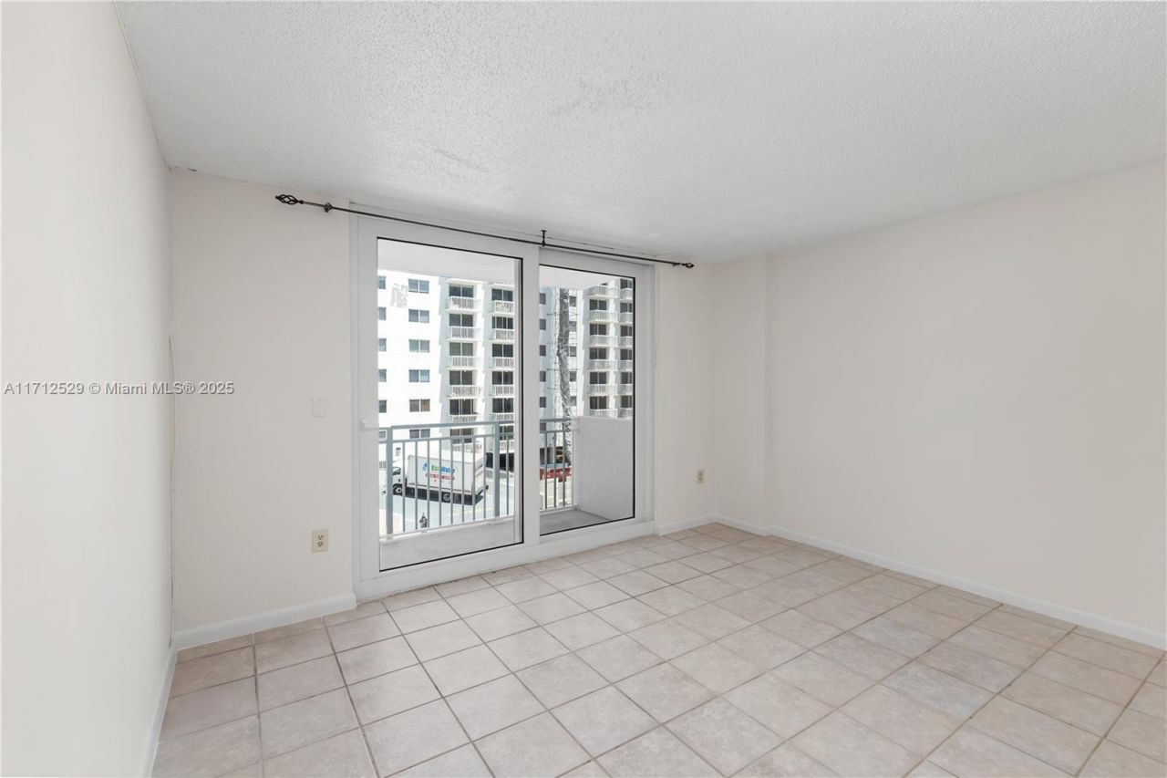 345 Ocean Dr, Unit 424, Miami Beach, FL 33139 Photo