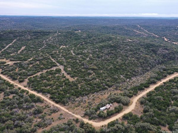 1048 SD 46067, Rocksprings, TX 78880