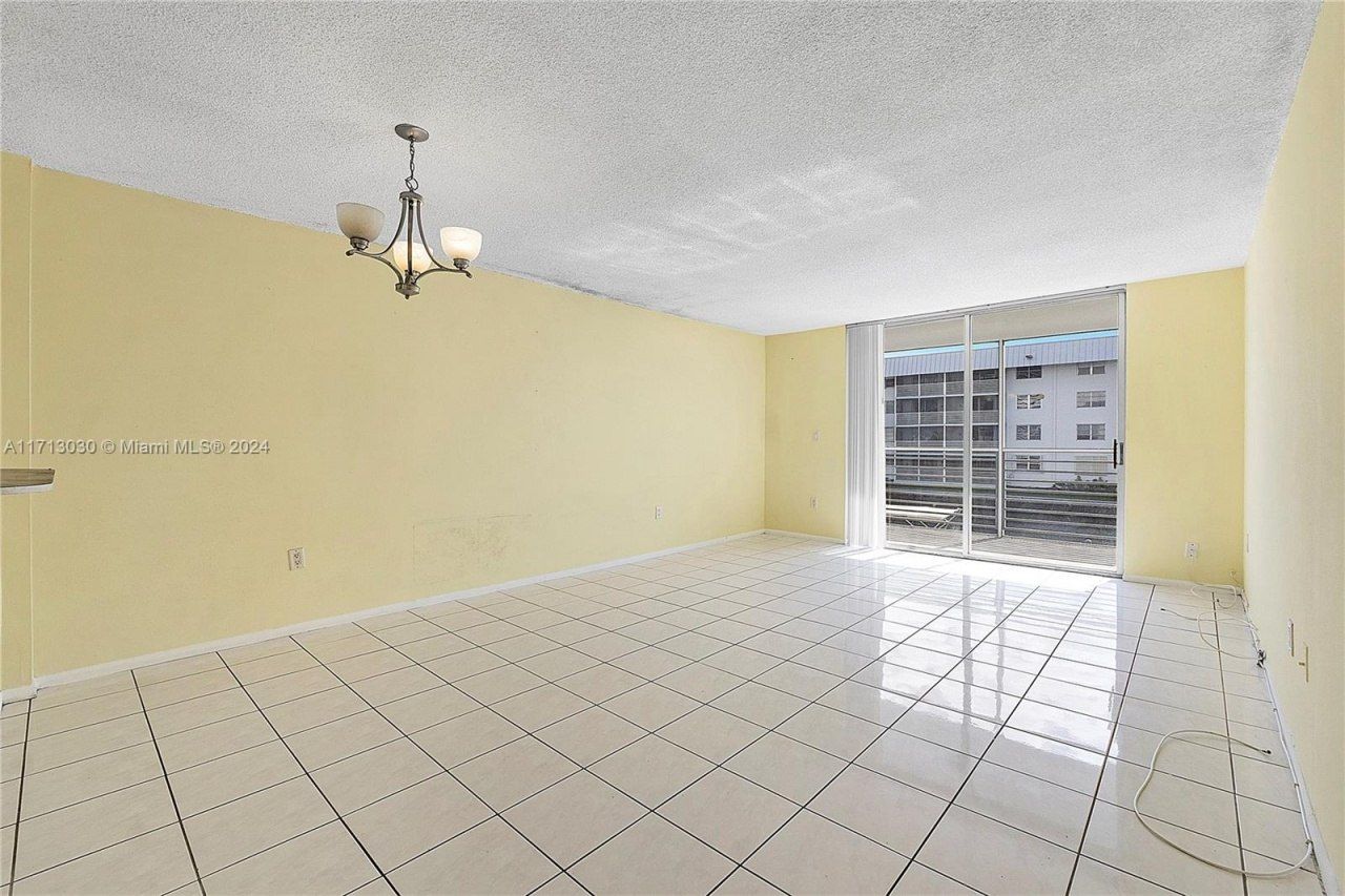 3600 NE 170th St, Unit 211, North Miami Beach, FL 33160 Photo