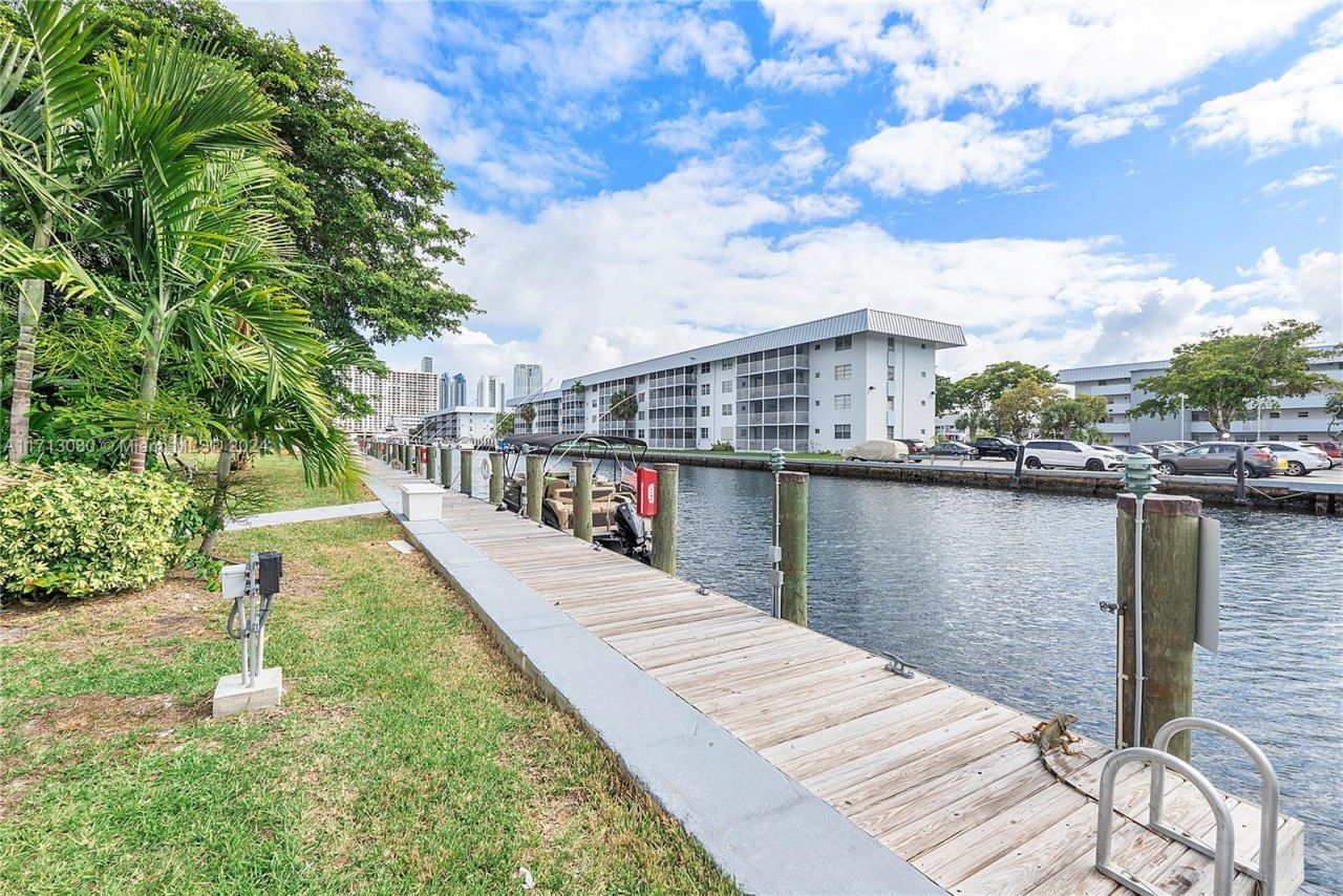 3600 NE 170th St, Unit 211, North Miami Beach, FL 33160 Photo