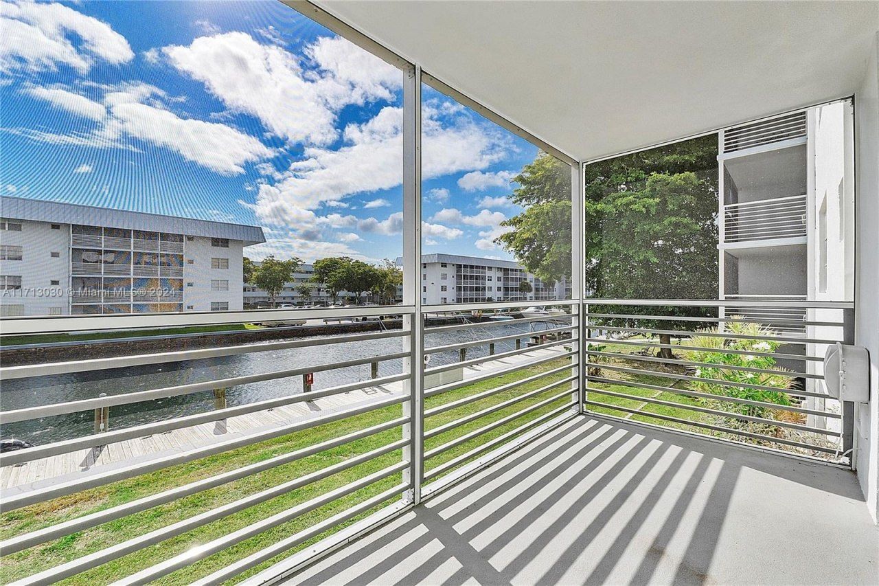 3600 NE 170th St, Unit 211, North Miami Beach, FL 33160 Photo