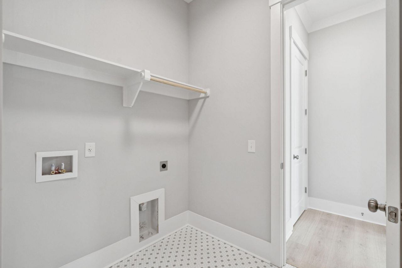 744 Blueway Avenue Photo 32