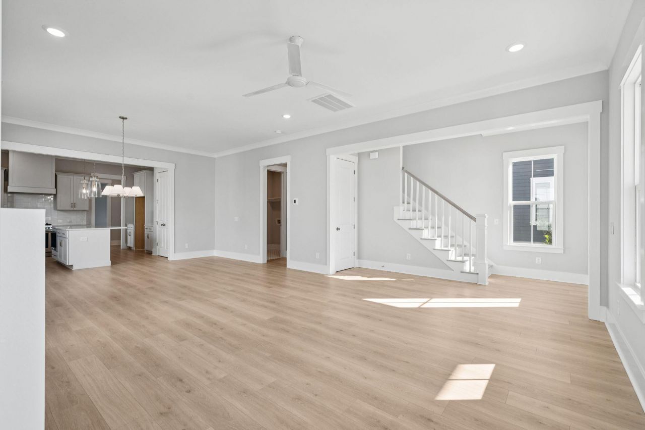 744 Blueway Avenue Photo 6