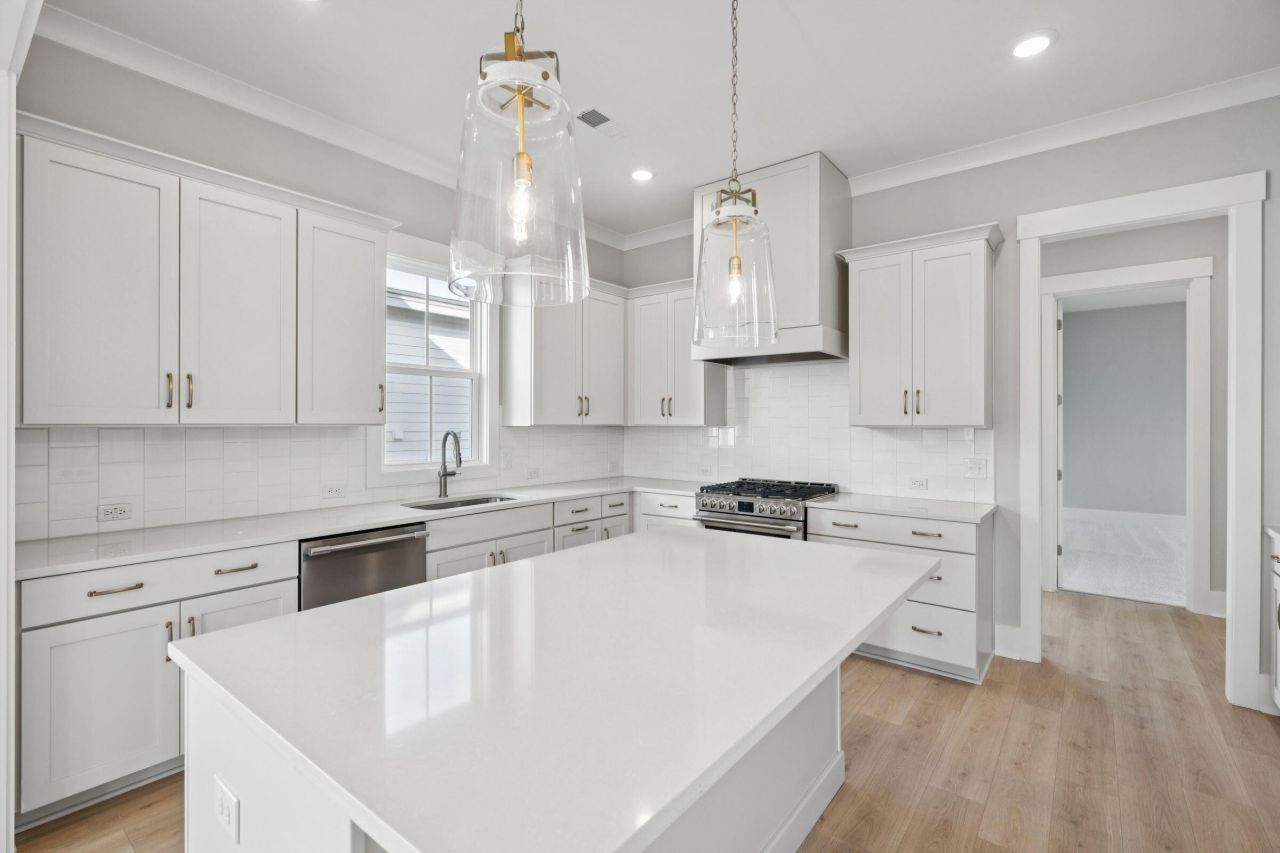 744 Blueway Avenue Photo 9