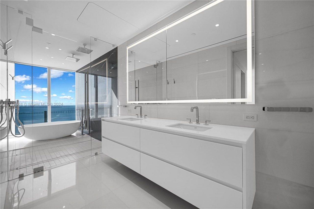 300 Biscayne Blvd Way, Unit 4303, Miami, FL 33131 Photo