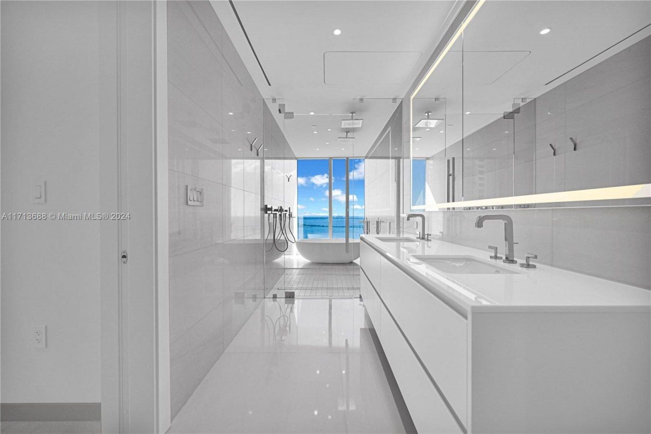 300 Biscayne Blvd Way, Unit 4303, Miami, FL 33131 Photo