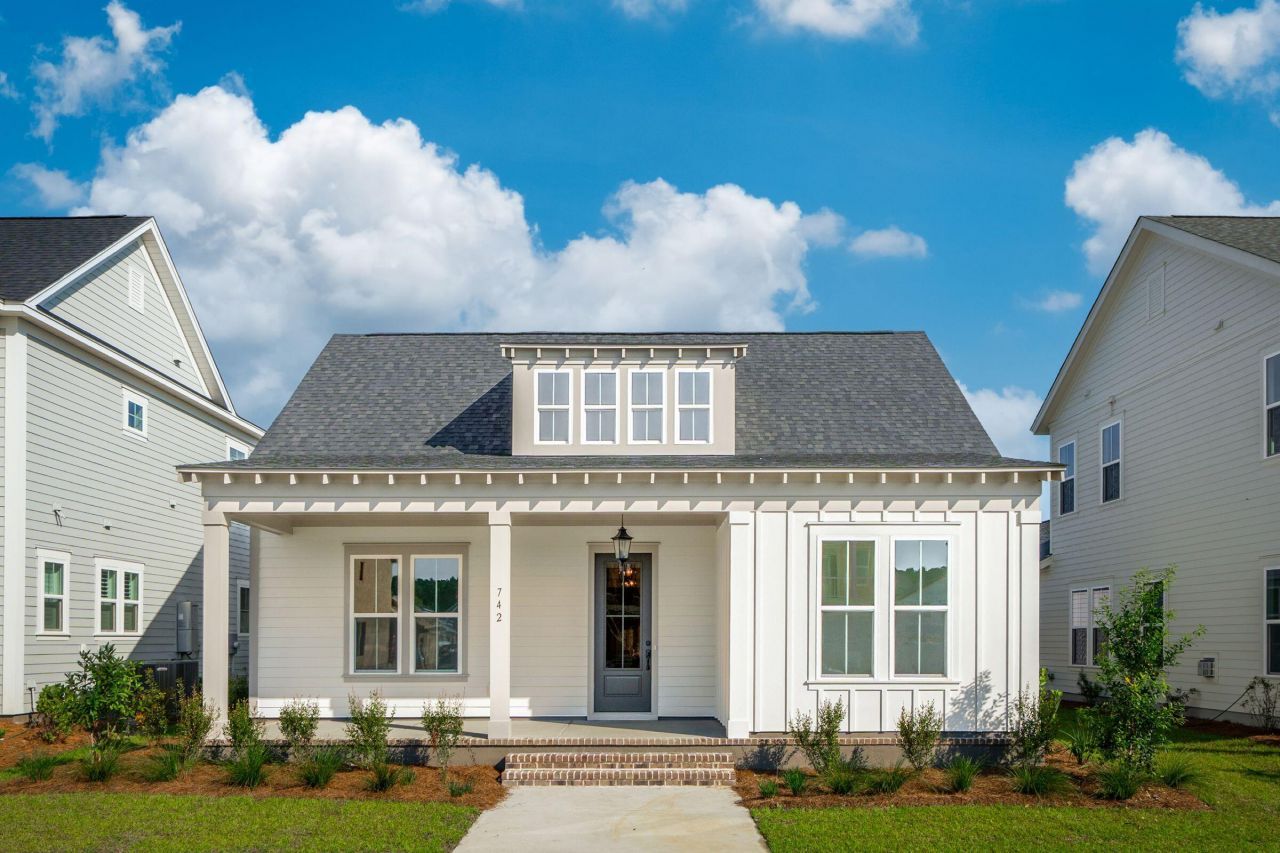 742 Blueway Avenue Photo 1