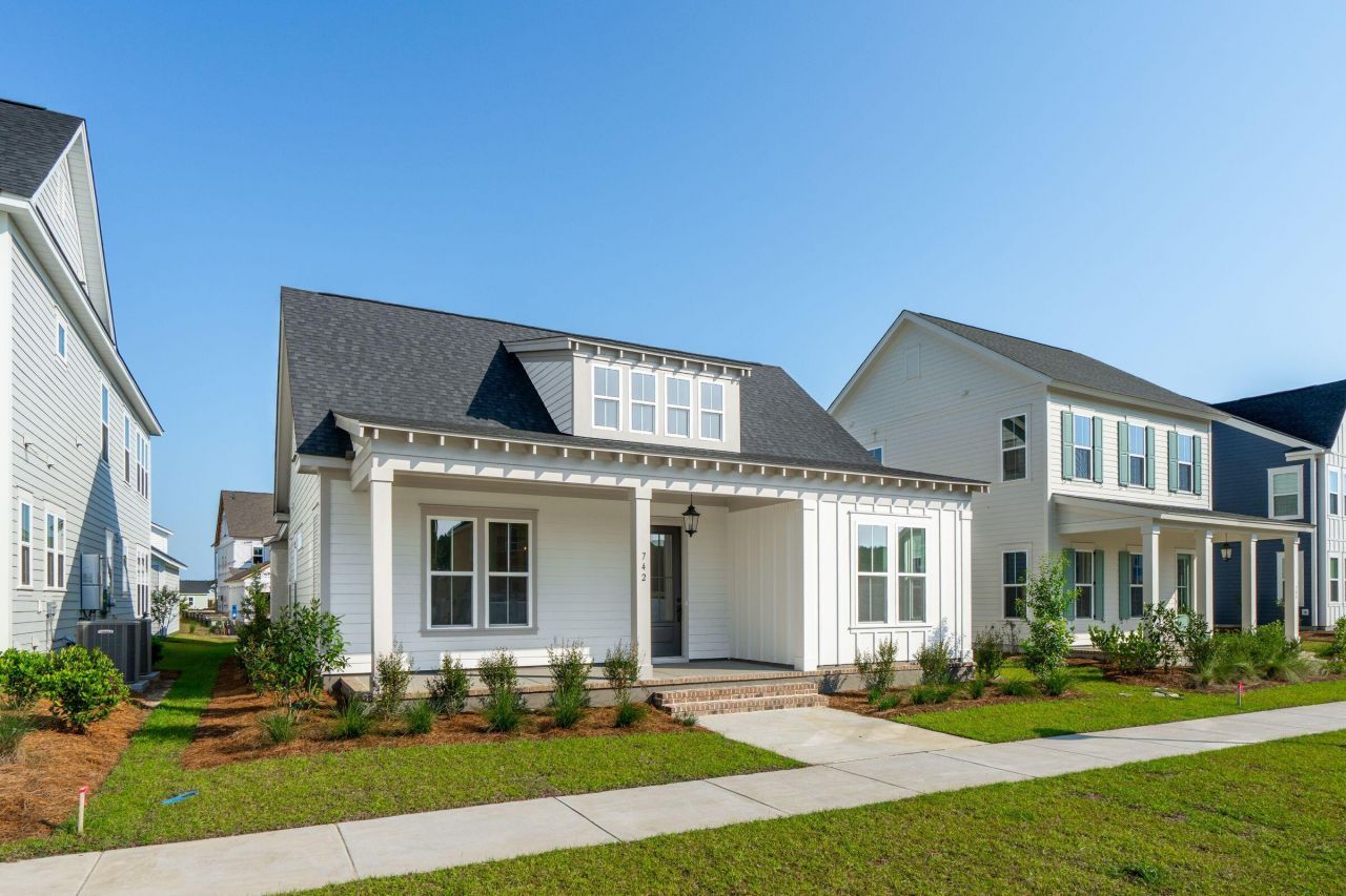 742 Blueway Avenue Photo 2