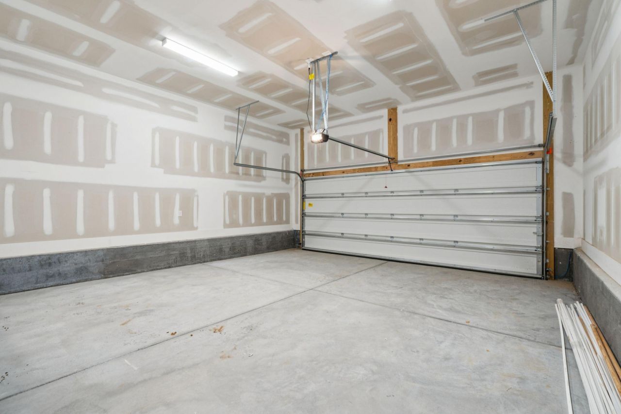 742 Blueway Avenue Photo 32