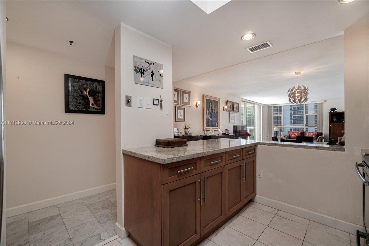 20515 E Country Club Dr, Unit 1048, Aventura, FL 33180 Photo