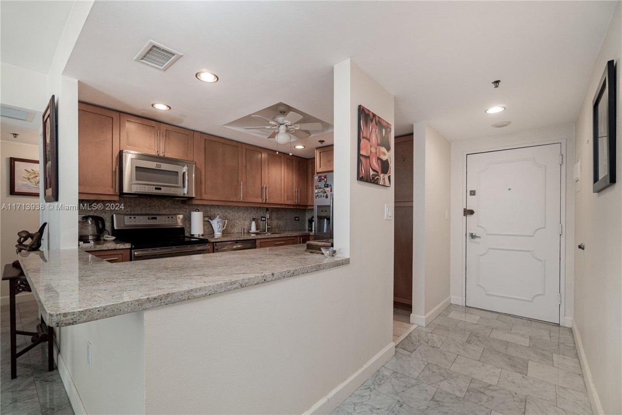 20515 E Country Club Dr, Unit 1048, Aventura, FL 33180 Photo