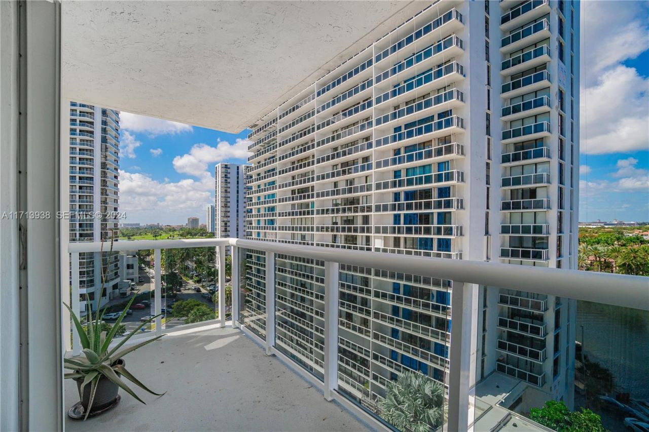 20515 E Country Club Dr, Unit 1048, Aventura, FL 33180 Photo