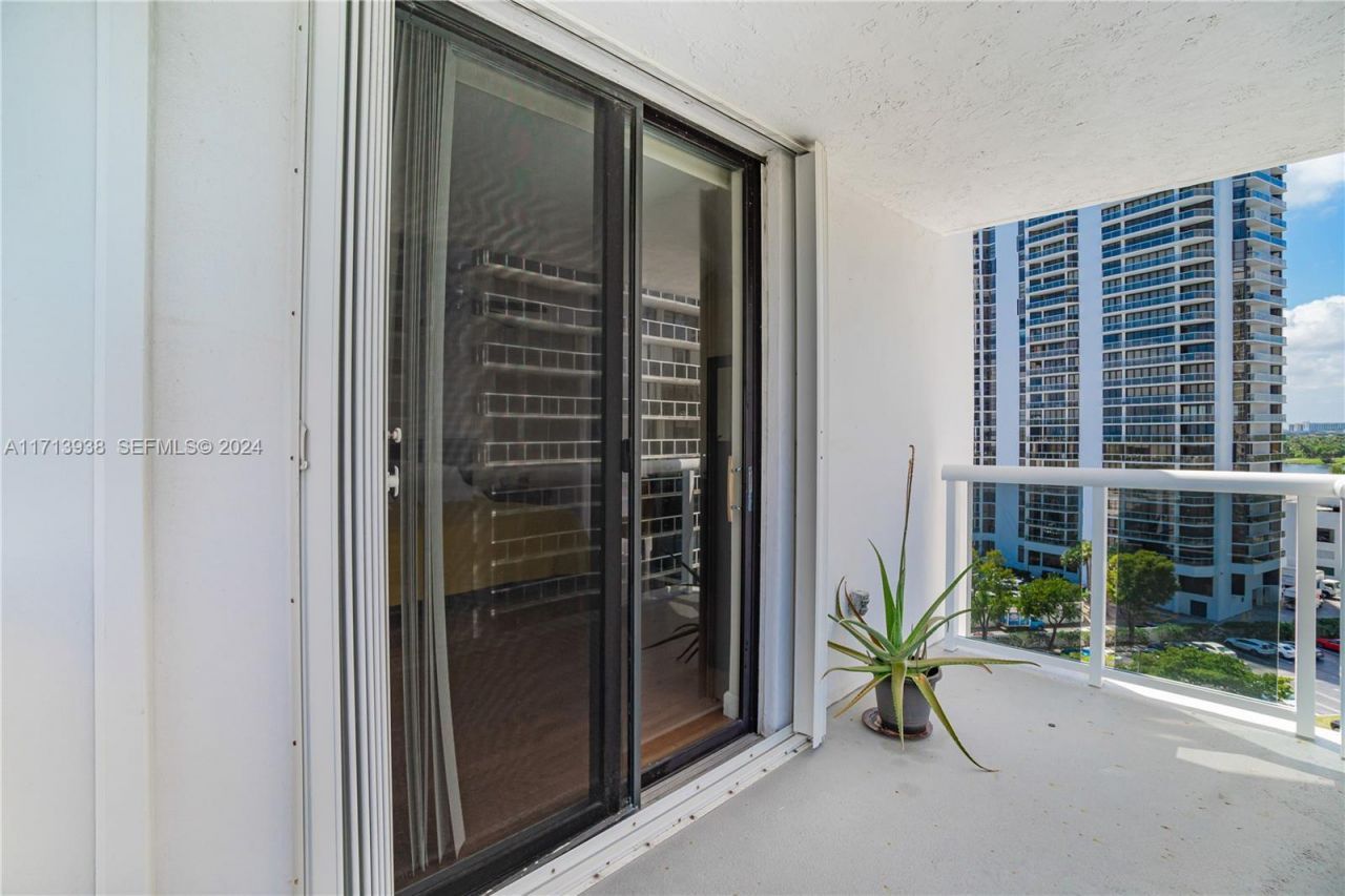 20515 E Country Club Dr, Unit 1048, Aventura, FL 33180 Photo
