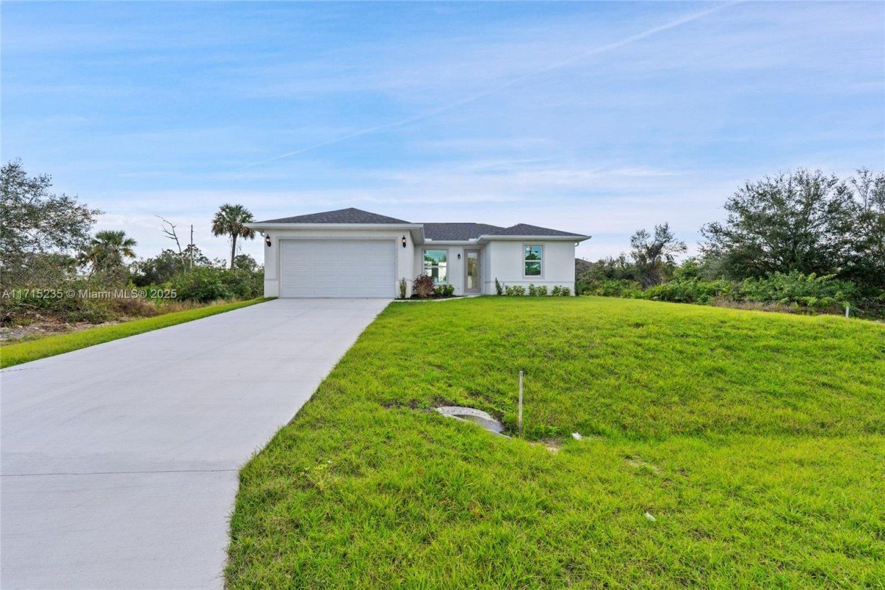 957 Commodore St, Lehigh Acres, FL 33974 Photo