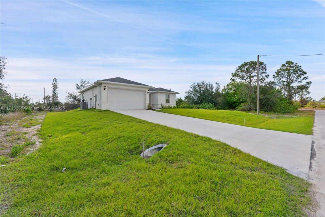 957 Commodore St, Lehigh Acres, FL 33974 Photo
