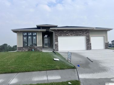 6225 N 207th Street, Omaha, NE 68022