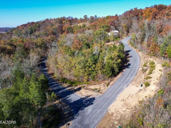 86 Stone Bridge Drive, Dandridge, TN 37725