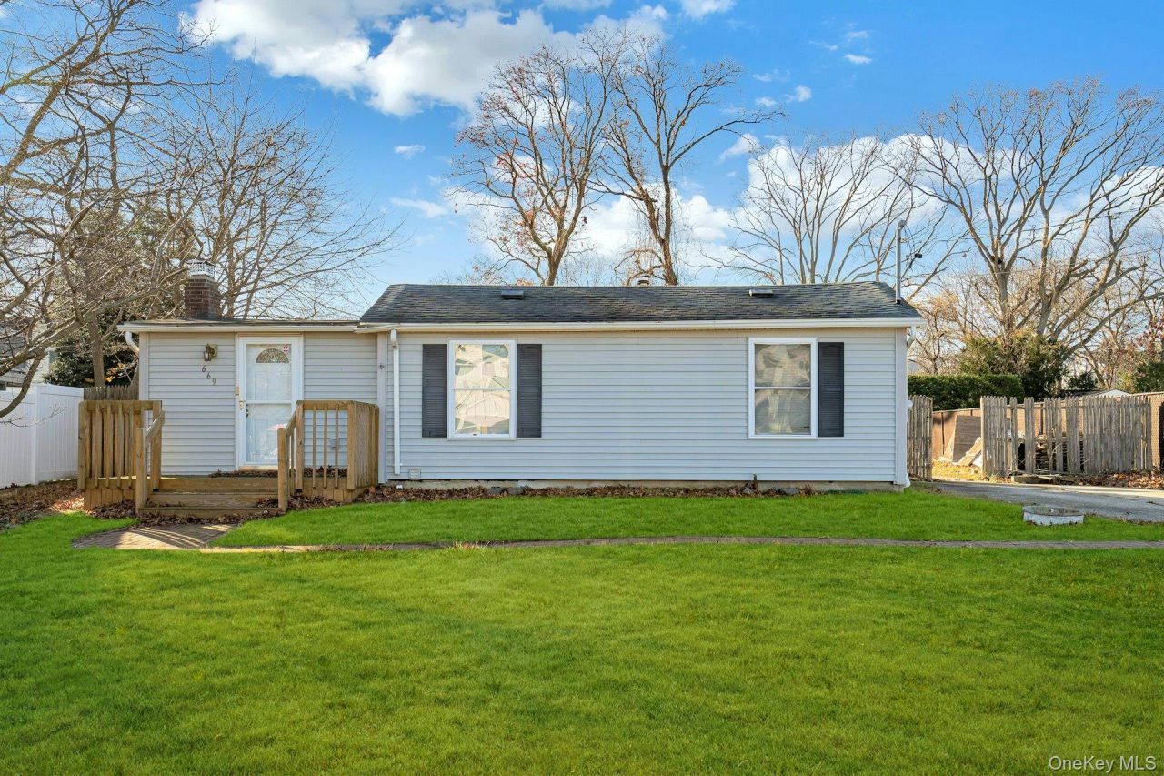 669 East Drive, Lindenhurst, NY 11757 Main Photo